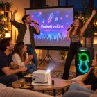 Otthoni karaokeest barátokkal, vászonra vetített dalszöveggel, JBL hangfallal és két vezeték nélküli mikrofonnal