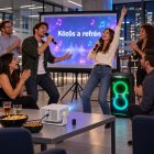 Céges karaoke buli irodai környezetben, projektoros dalszövegvetítéssel, JBL hangfallal és vezeték nélküli mikrofonokkal