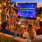 Karaoke-dalszöveg vetítése állványos vászonra egy beltéri bulin