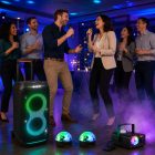 Karaoke party csomag céges rendezvényen JBL PartyBox hangfallal, két vezeték nélküli mikrofonnal, partyfényekkel és füstgéppel
