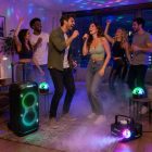 Házibuli karaoke csomag JBL hangfallal, két vezeték nélküli mikrofonnal, színes fényekkel és füstgéppel egy lakásban