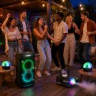 Karaoke party csomag fedett kerti rendezvényen JBL PartyBox hangfallal, vezeték nélküli mikrofonokkal, partyfényekkel és füstgéppel